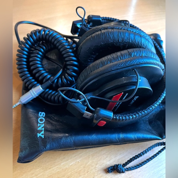 Sony MDR-V6 Headphones - Picture 2 of 4